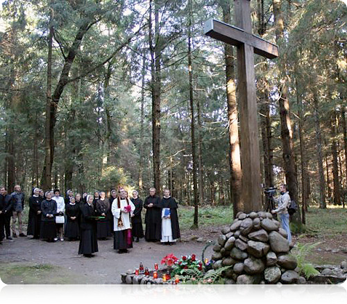 Modlitwa przy krzyżu, upamiętniającym miejsce rozstrzelania Sióstr Nazaretanek koło Nowogródka