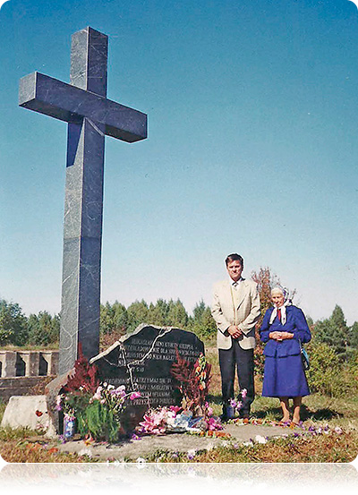 Ганна Бярнацкая, выратаваная сваёй свякроўю, на месцы памяці мучанікаў II Сусветнай вайны 