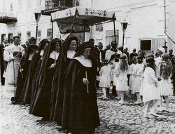 Сёстры назарэтанкi прыбылi ў Навагрудак 4 верасня 1929 г. па запрашэнні тагачаснага бiскупа Зыгмунта Лазiнскага, каб займацца выхаваннем дзяцей i моладзi  ды апекавацца Белай Фарай