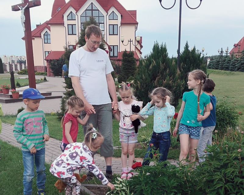 А. Цвячкоўскі з дзецьмі падчас парафіяльнага летніка