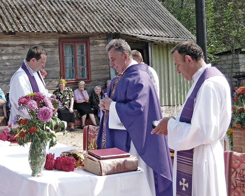 Кс. канонік Ян Рэйшаль са святарамі падчас асвячэння прыдарожнага крыжа ў в. Мештуны