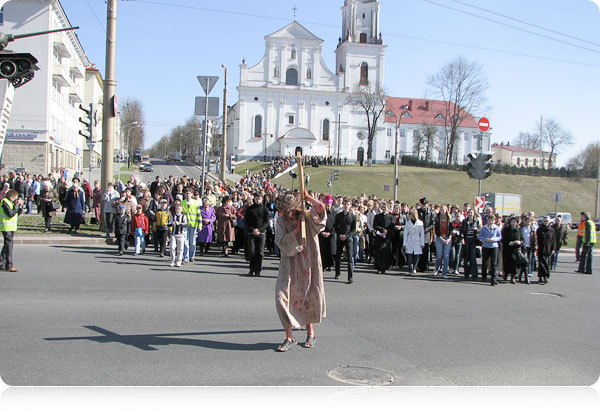 Grodno. Dnia 4 kwietnia, po raz pierwszy w historii miasta Grodna, jego mieszkańcy zostali uczestnikami inscenizowanej Drogi Krzyżowej. Od wzgórza kościoła Pobernardyńskiego do grodzieńskiej Katedry licznie zgromadzeni wierni podążali za  niosącym krzyż Chrystusem.