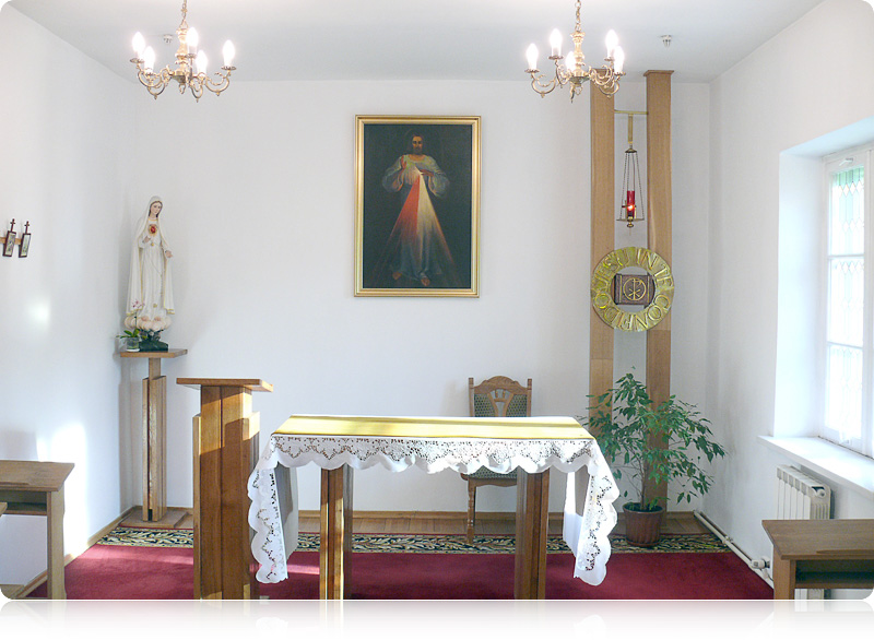 Obraz Miłosierdzia Bożego  oraz tabernakulum z nadpisem «Jezu ufam Tobie» z prywatnej kaplicy ks. bpa Aleksandra Kaszkiewicza 