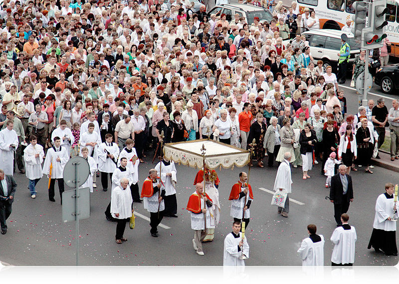 2010 r. Procesja Bożego Ciała kroczy ulicami Grodna 2010 год.
