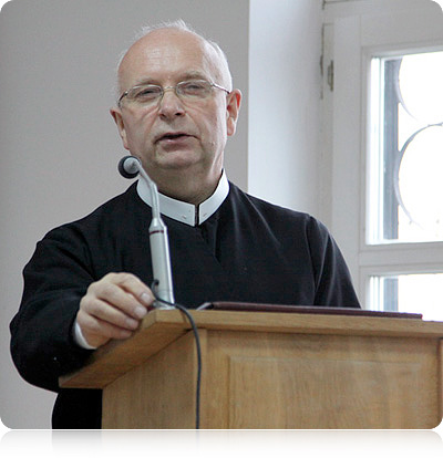O. dr Andrzej Szczupał CSsR, prowadzący program sympozjum