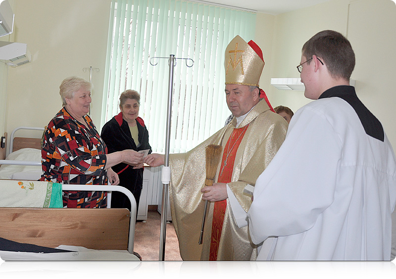 Ks. bp Aleksander podczas spotkania z chorymi