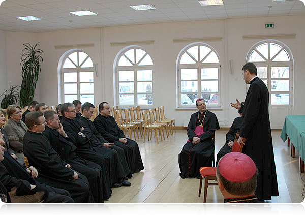 Ks. rektor Józef Staniewski opowiada nuncjuszowi o seminarium i wykładowcach