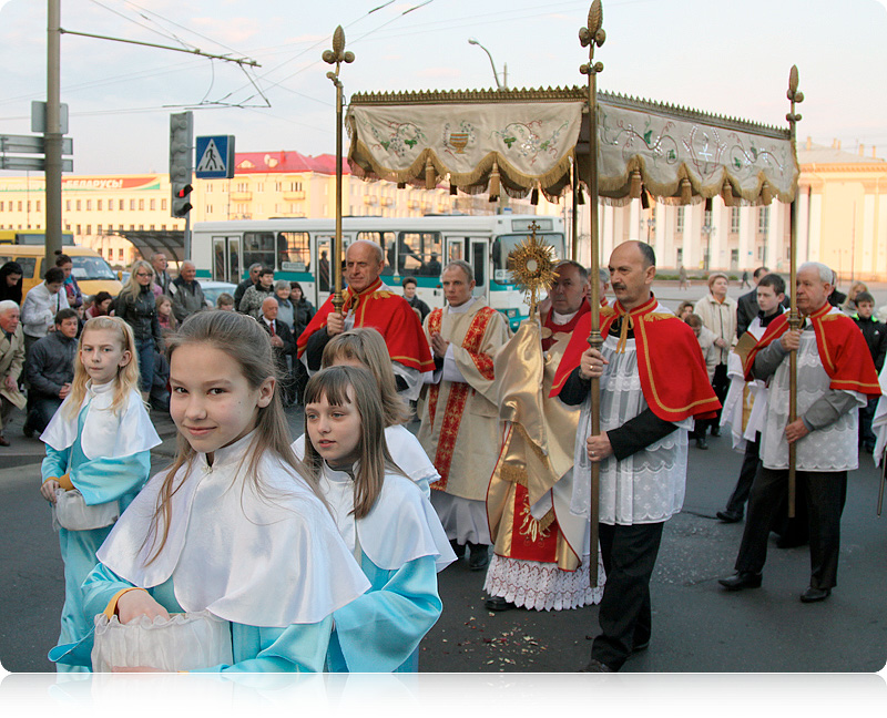 Працэсія перад рэзурэкцыйнай св. Імшой па вуліцах Гродна Працэсія перад рэзурэкцыйнай св. Імшой па вуліцах Гродна