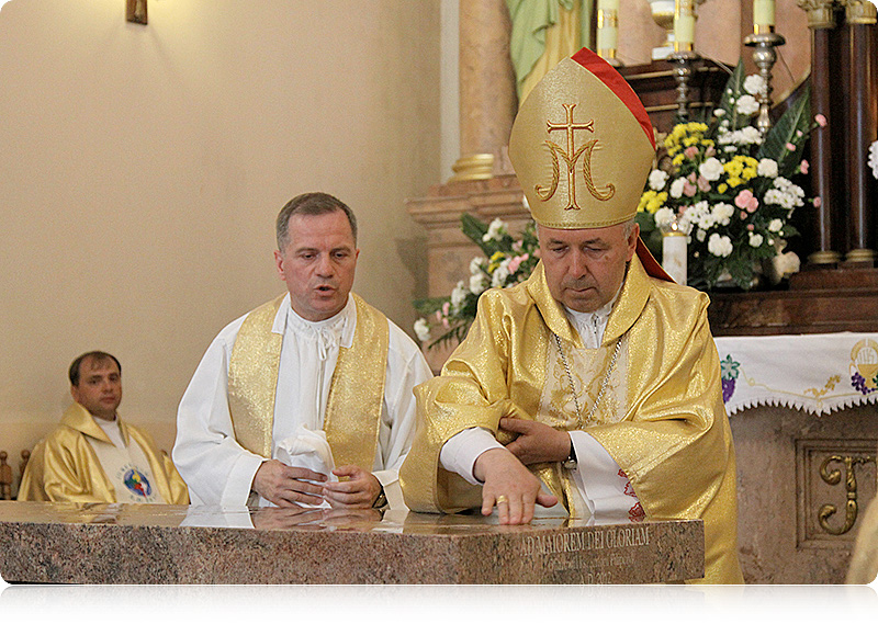 J.E. Ks. Bp Aleksander Kaszkiewicz podczas namaszczenia ołtarza J.E. Ks. Bp Aleksander Kaszkiewicz podczas namaszczenia ołtarza
