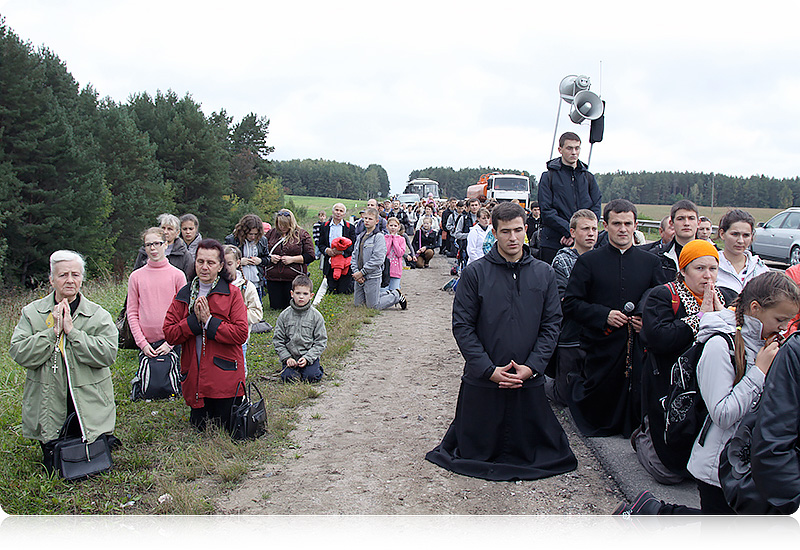 Modlitwa pielgrzymów w drodze do Kopciówki