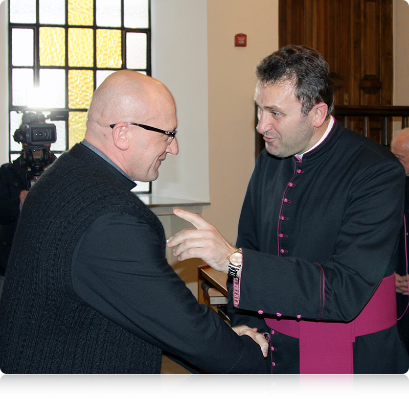 Ks. Aleksander Szemet składa życzenia nowo mianowanemu ks. bp. Józefowi Staniewskiemu
Ks. Aleksander Szemet składa życzenia nowo mianowanemu ks. bp. Józefowi Staniewskiemu