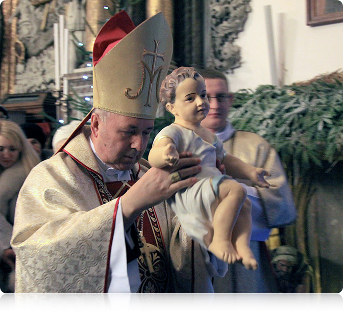 Przed rozpoczęciem Eucharystii w uroczystej procesji została wniesiona figurka Dzieciątka Jezus i złożona w stajence
