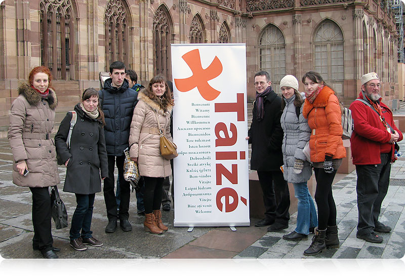 Strasburg. Ks. Antoni Gremza z grupą młodzieży z Grodna