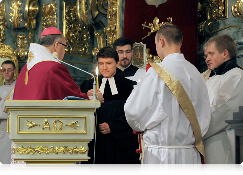 Podczas obrzędu przekazania światła od płonącego Paschału