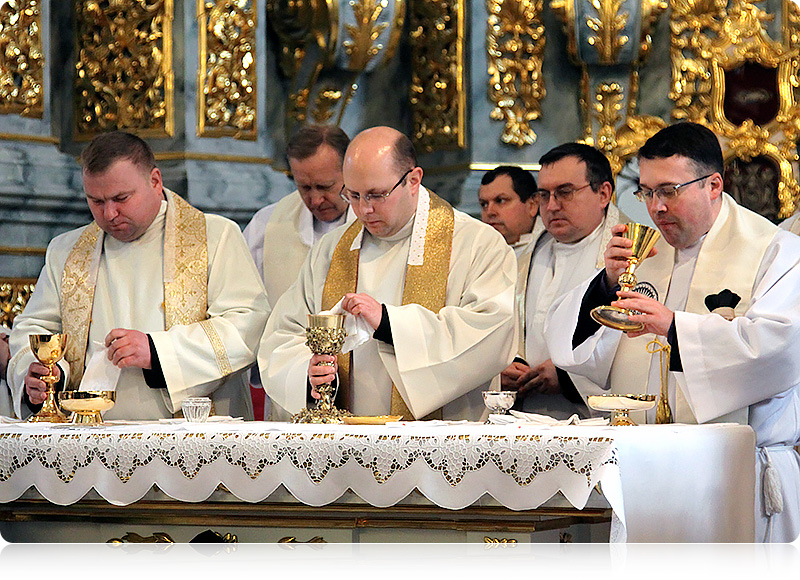 Eucharystia to sakrament żywej, prawdziwej i rzeczywistej obecności Jezusa Chrystusa w Kościele