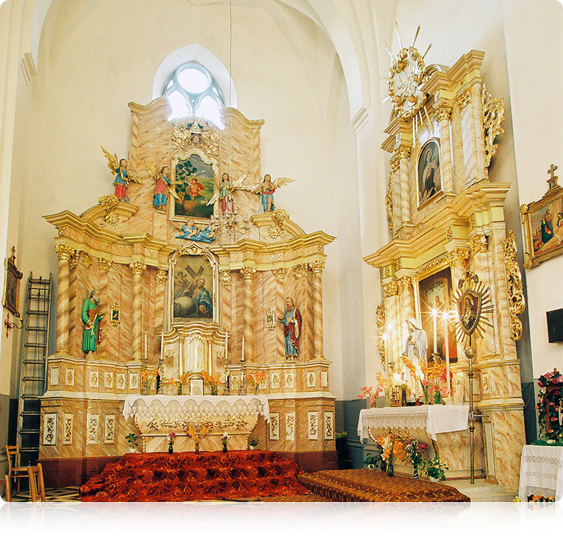 Boczne ołtarze w kościele w Mścibowie