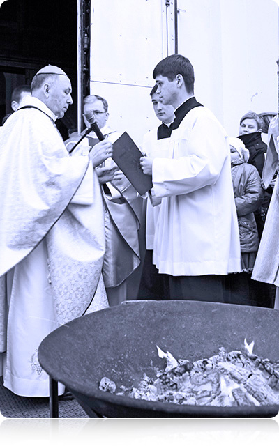 Ks. bp Aleksander poświęca ogień Ks. bp Aleksander poświęca ogień