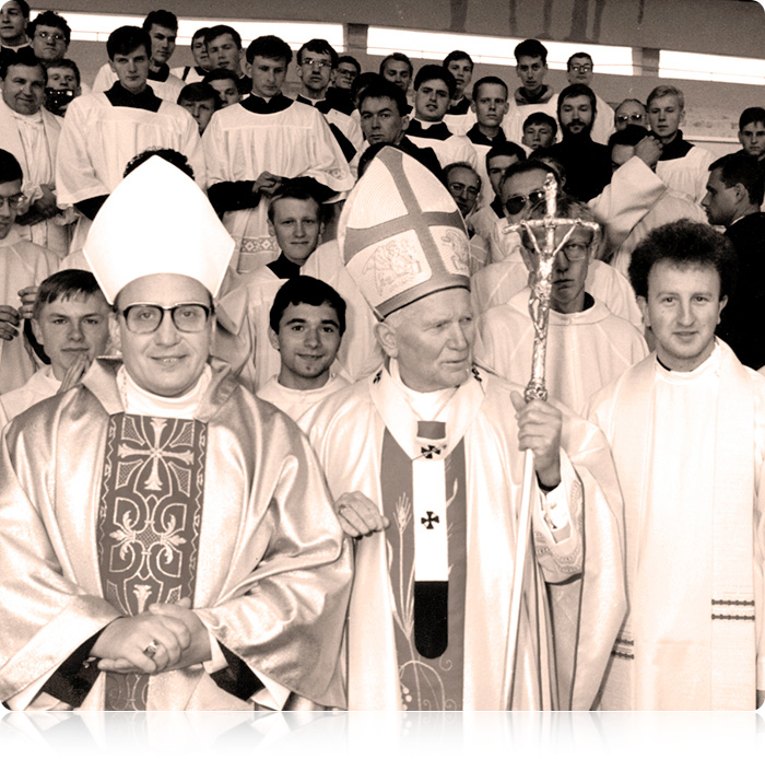 Na spotkaniu z Papieżem w 1993 r.: abp Tadeusz Kondrusiewicz (pierwszy z lewej) i ks. Jan Zaniewski (pierwszy z prawej)