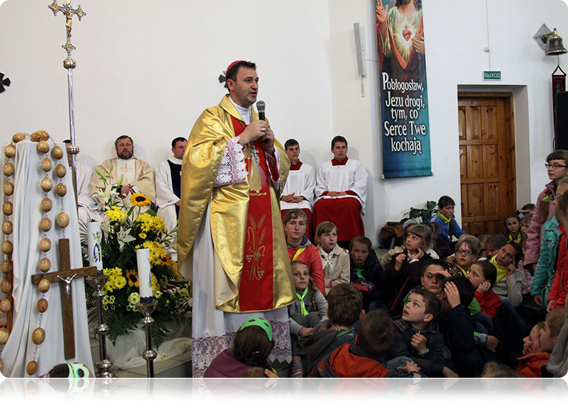 Ks. bp Józef Staniewski zachęcał dzieci dołączyć do Apostołów i uczyć się być dobrymi chrześcijanami