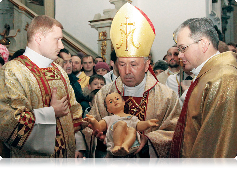 Pasterka rozpoczęła się od uroczystego wniesienia figurki Dzieciątka Jezus do żłóbka