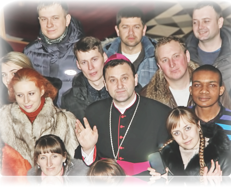 Кс. бп Юзаф з удзельнікамі Душпастарства студэнтаў і працуючай моладзі “OPEN” падчас аплаткавай сустрэчы Кс. бп Юзаф з удзельнікамі Душпастарства студэнтаў і працуючай моладзі “OPEN” падчас аплаткавай сустрэчы