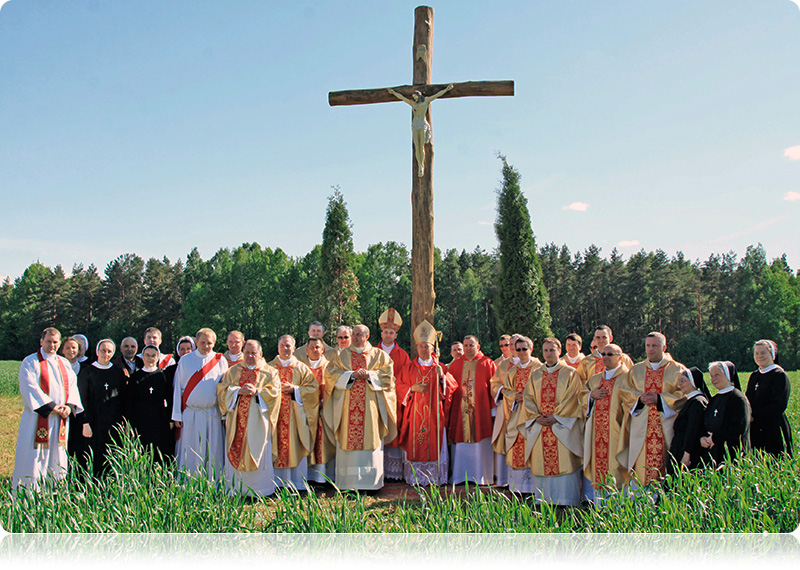 Na uroczystość licznie przybyli księża z różnych parafii, w tym ordynariusz diecezji Grodzieńskiej ks. bp Aleksander Kaszkiewicz oraz biskup pomocniczy Józef Staniewski Na uroczystość licznie przybyli księża z różnych parafii, w tym ordynariusz diecezji Grodzieńskiej ks. bp Aleksander Kaszkiewicz oraz biskup pomocniczy Józef Staniewski