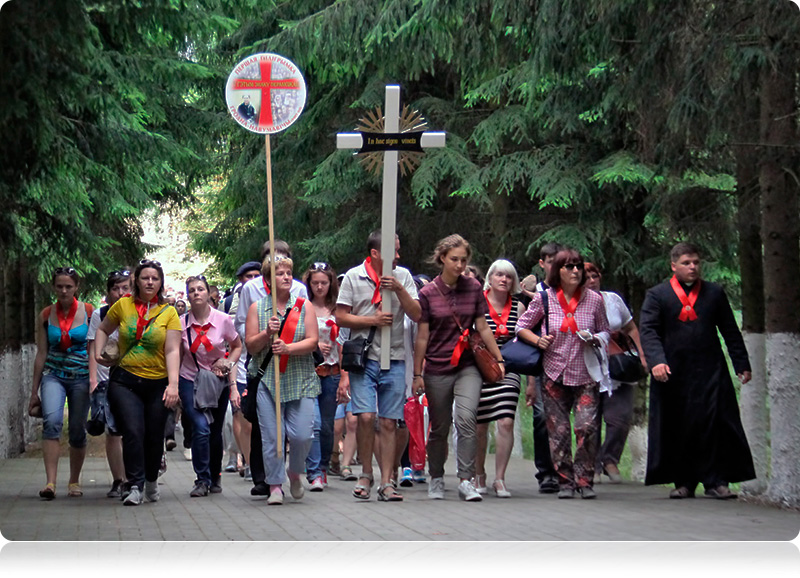 Пілігрымы з малітвай крочаць да месца, дзе загінулі жыхары Гродна і Ліпска 