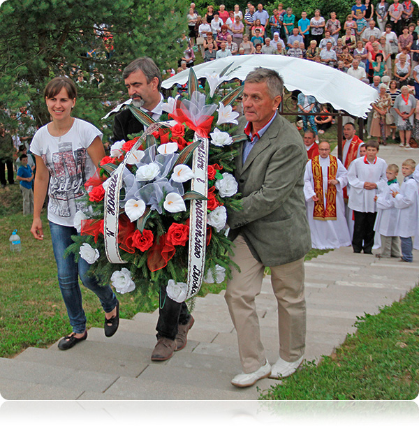 Podczas uroczystości w naumowickim lesie Podczas uroczystości w naumowickim lesie