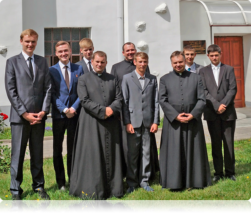 6 nowych studentów I roku z wychowawcami WSD w Grodnie