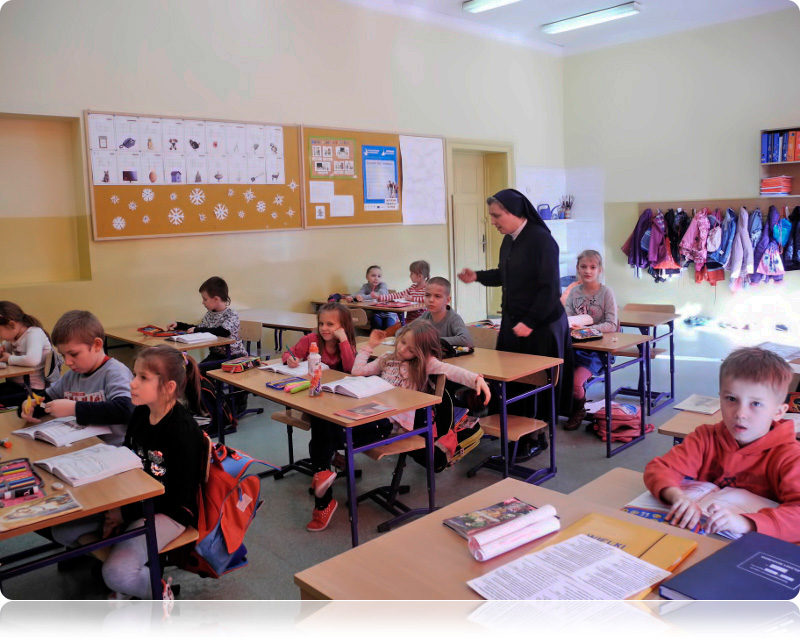 Катэхеты прыкладаюць шмат намаганняў, каб заахвоціць дзяцей пазнаваць Бога Катэхеты прыкладаюць шмат намаганняў, каб заахвоціць дзяцей пазнаваць Бога