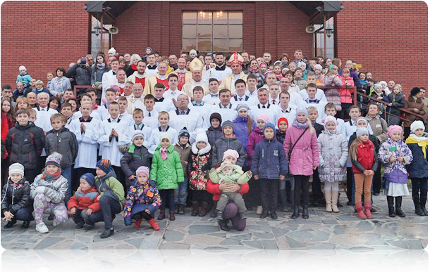 Удзельнiкi свята сем’яў Гродзенскай дыяцэзii з кс. б-пам Аляксандрам Кашкевiчам, арганiзатарам сустрэчы