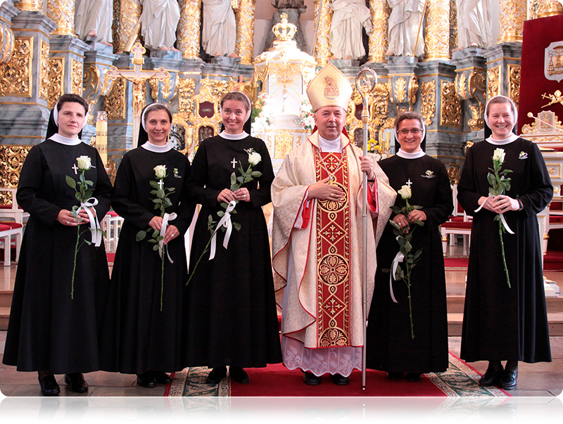Siostry jubilatki wraz z ks. biskupem Aleksandrem Kaszkiewiczem