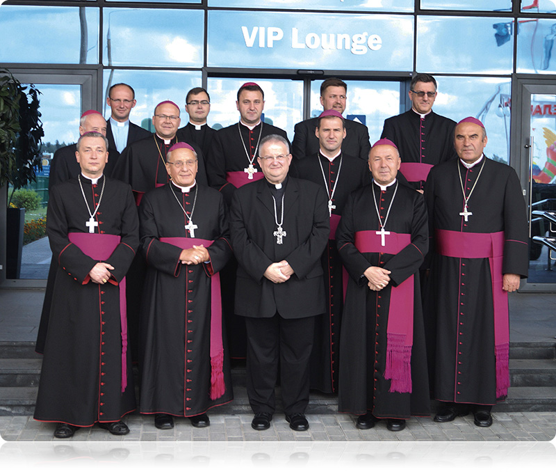 Nuncjusz Apostolski ze swoim sekretarzem,
białoruskim hierarchą oraz dyrektorem mediów katolickich Nuncjusz Apostolski ze swoim sekretarzem,
białoruskim hierarchą oraz dyrektorem mediów katolickich