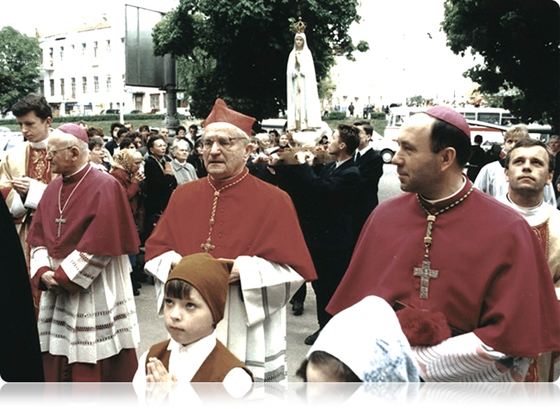 Wyższe duchowieństwo w procesji z figurą Maryi 20 lat temu