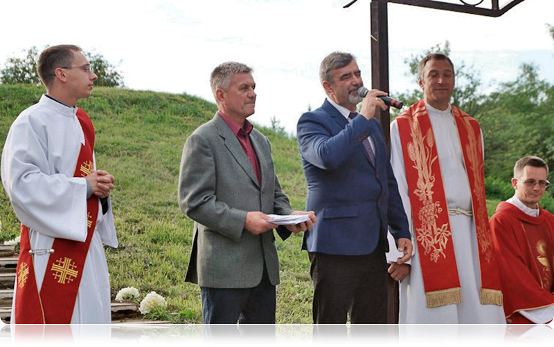 Prawnuk bł. Marianny Stanisław Betko (drugi po lewej) co roku stara się uczestniczyć w uroczystościach w miejscu zagłady w Naumowiczach