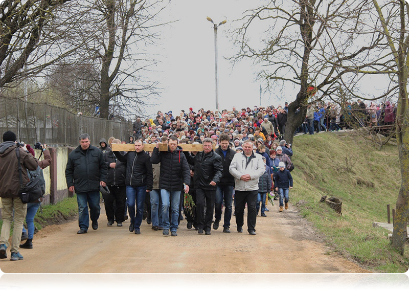 Mężczyźni niosą krzyż, ani razu nie spuszczając go na ziemię