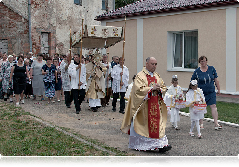 Ważnym momentem uroczystości była procesja eucharystyczna 
dookoła kościoła