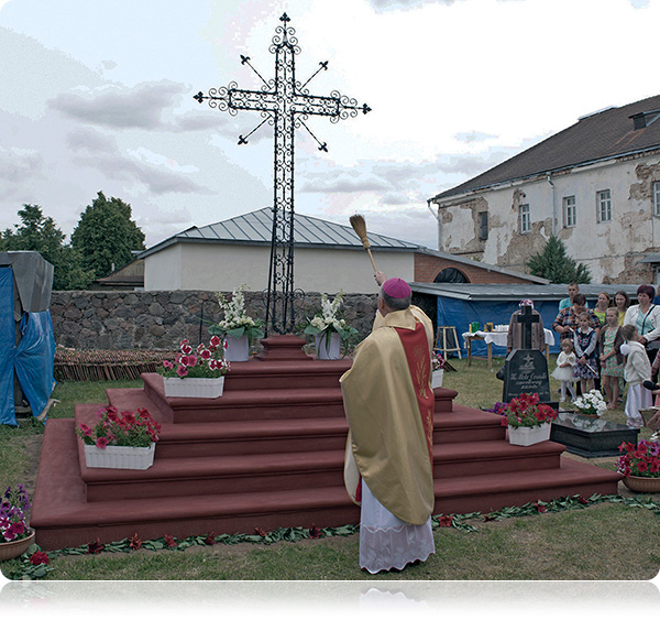 Podczas poświęcenia krzyża pamiątkowego