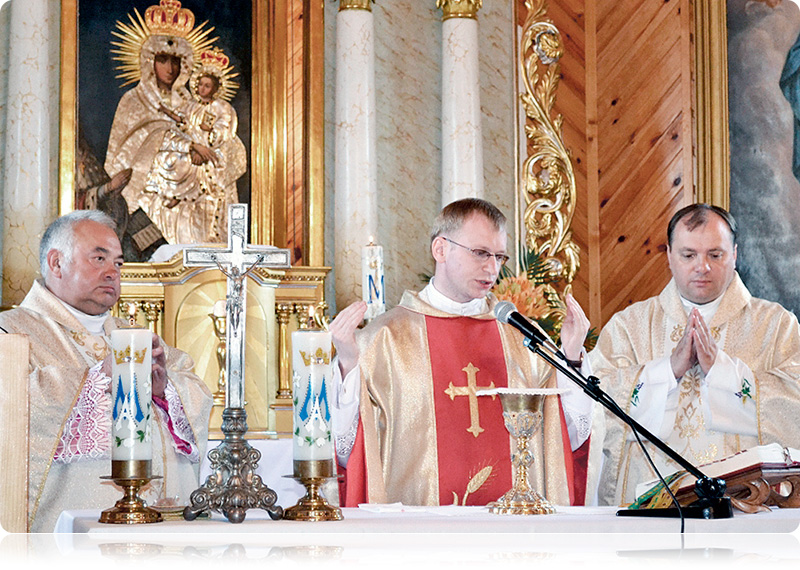 Obrzędowi wprowadzenia nowego proboszcza
przewodniczył ks. kanonik Henryk Jabłoński