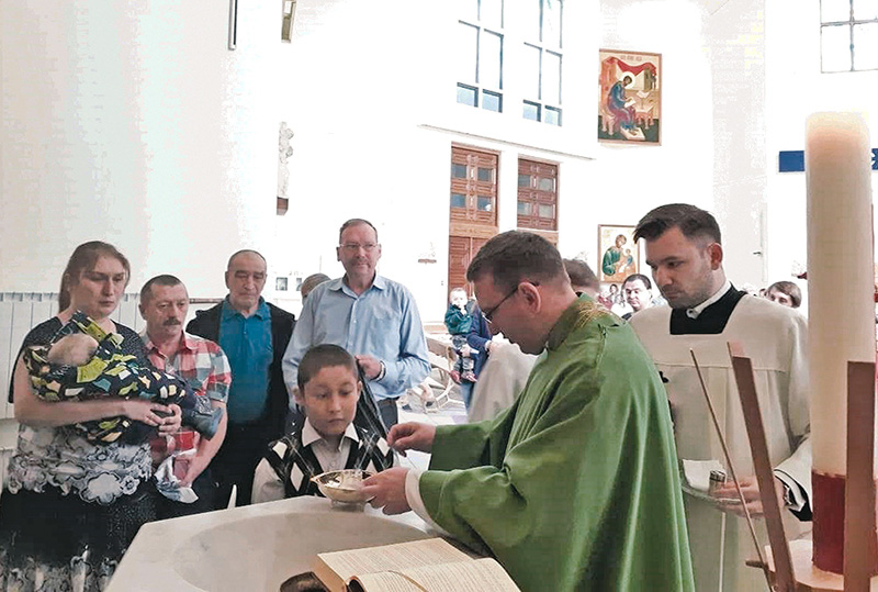 Misja kapłanów polega na głoszeniu Słowa Bożego ludziom, uświęcaniu ich, celebrując sakramenty oraz służąc im, budowaniu wspólnoty wiernych