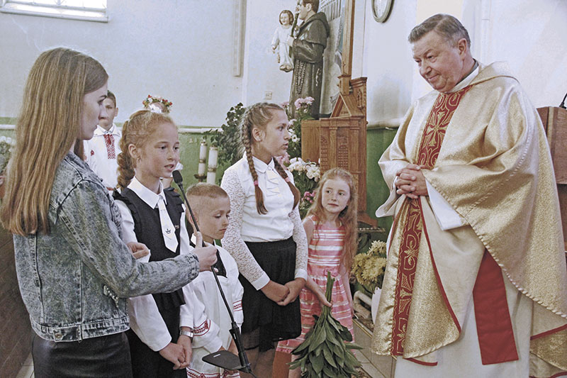 Młodzi wierni parafii składają
ks. Witoldowi życzenia jubileuszowe Młodzi wierni parafii składają
ks. Witoldowi życzenia jubileuszowe