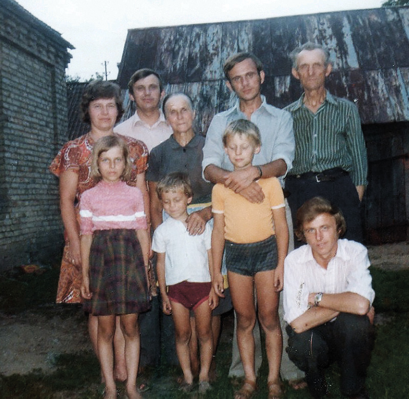 Ks. Jerzy w kręgu bliskich ludzi 
(obejmuje małego Marka za ramiona)