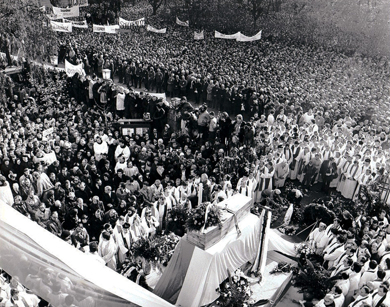 Пахавальная працэсія ў лістападзе 1984 года