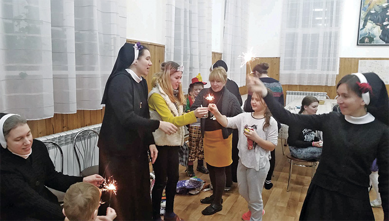 Сем'і з АСС святкуюць разам Новы год у кляштары сясцёр назартанак Сем'і з АСС святкуюць разам Новы год у кляштары сясцёр назартанак
