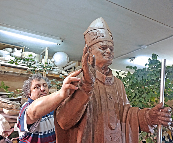 Podczas pracy nad figurą Jana Pawła II Podczas pracy nad figurą Jana Pawła II