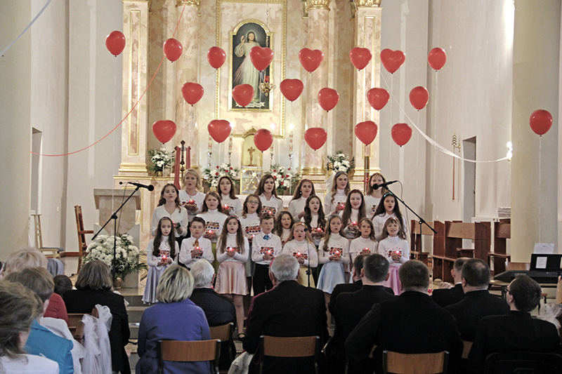 Obraz Jezusa Miłosiernego należy do najbardziej znanych i czczonych obrazów 
w Kościele współczesnym. Jeden z nich jest ustawiony w głównym ołtarzu 
kościoła Miłosierdzia Bożego w Lidze