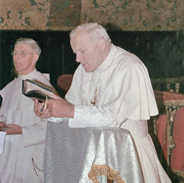 Papież modli się w kaplicy Matki Bożej Częstochowskiej, 1983 r. Papież modli się w kaplicy Matki Bożej Częstochowskiej, 1983 r.