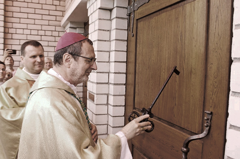 Ks. abp Claudio Gugerotti uroczyście otwiera drzwi świątyni