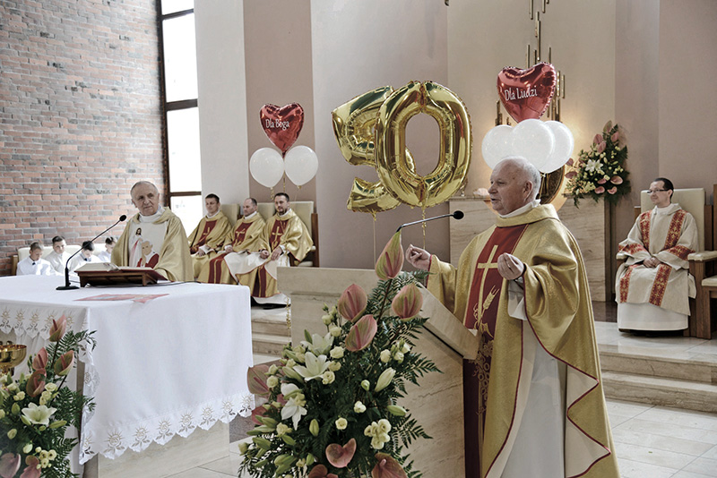 Падчас св. Імшы юбiляру дзякавалi за паслугу, а таксама жадалi сiл i Божай апекi на далейшыя гады служэння