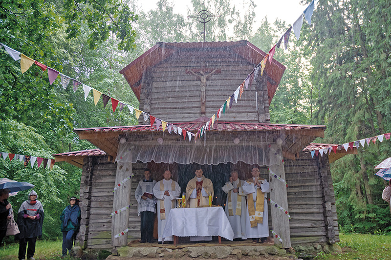 Урачыстасці ў Дубку пад традыцыйны акампанемент дажджу